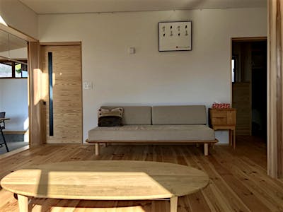 平天井下のスペースにはソファーを置いて、落ち着きの空間に