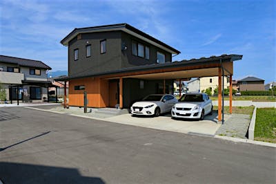 ブラックの外観に明るい木部の色が映える