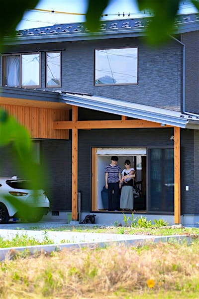 リビングはガレージ後ろの落ち着いた庭につながる