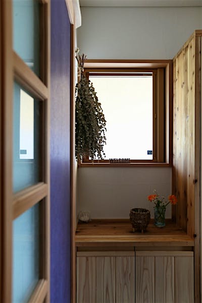 お客様の目にとまる玄関の飾り棚