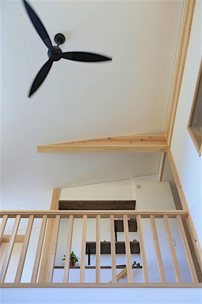 吹抜けを見上げると梁と飾り棚が