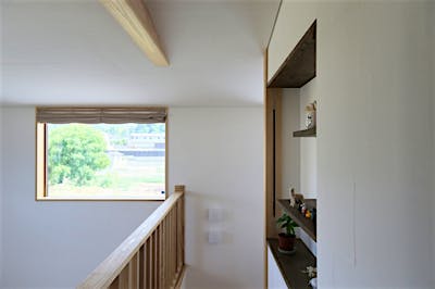 吹抜窓の向こうに緑を感じる