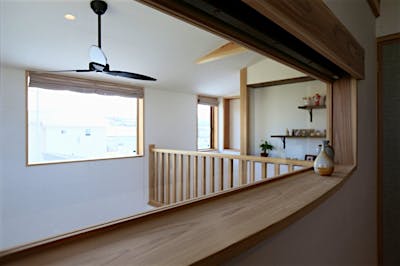 寝室に設けた窓は明るさと外の景色を取込みつつ、飾り棚としても