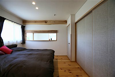 太鼓梁が映える寝室