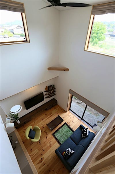 吹抜けで開放感あるリビング