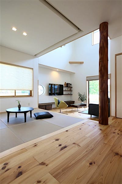 ピットリビング横の畳コーナー。段差があることで腰掛けることも◎