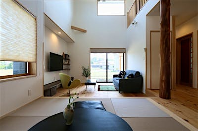 角に立つ丸柱が印象的なリビング～畳コーナー