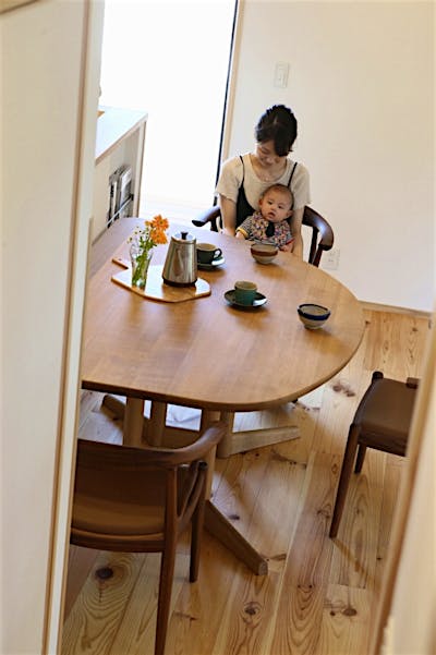 キッチンに壁付けのダイニング