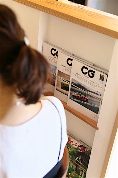 キッチン前壁を利用したマガジンラック