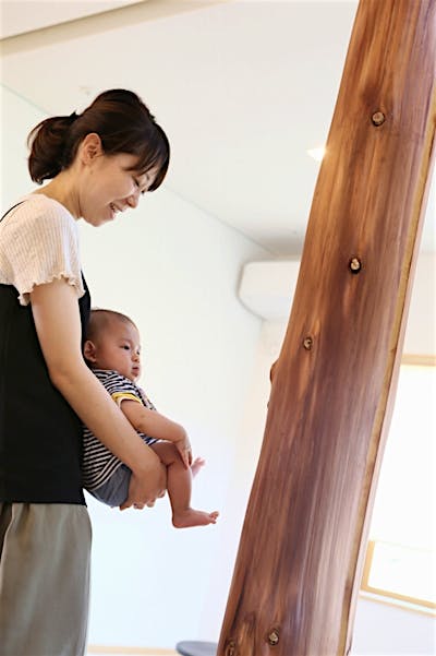 立派な柱に興味津々