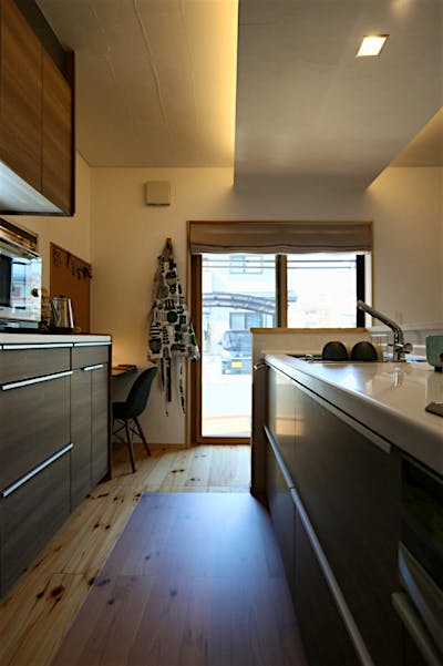 間接照明で雰囲気のあるキッチン・ダイニングに