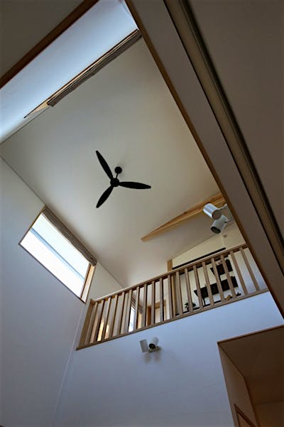 シーリングファンもブラックカラーで印象的に