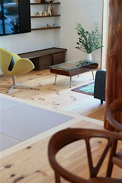 ダイニングからリビングを眺める 