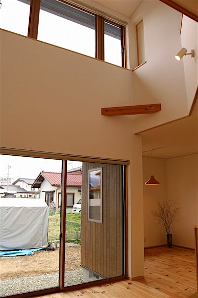リビング上部は吹抜けに。街中を感じさせない解放感と明るさが感じられる。