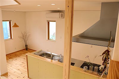 キッチンとダイニングは行き来しやすい導線に。食事の準備や片付けが効率良く行える。お子さんが小さな内はここで宿題がおすすめ。夕食の準備をしながら、「今日はどんな宿題？」「学校どうだった？」と様子が聞ける。