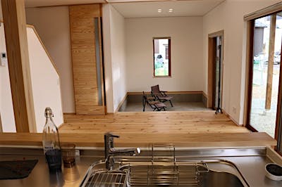 家全体を見渡せるキッチンを中心に、家族のコミュニケーションが広がる