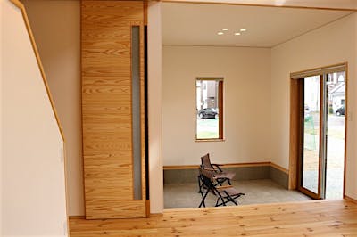 遊び心溢れる土間サロン。ペットの居場所として、お子さんの遊び場として、アウトドアグッズや自転車等をレイアウトして趣味の空間に・・。暮らしの幅が広がる。