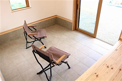 土間の床は汚れてもお手入れしやすいタイル仕上げ。