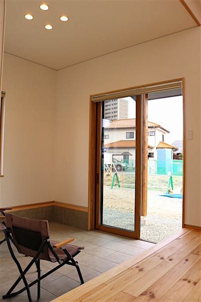 庭仕事の合間にお茶で一服。夜にはここで晩酌・・　も良いですね。