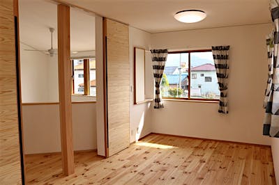 将来2部屋にも分けられる子供室。フルハイトの引戸で開放的な共有スペースとしても使える。