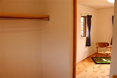 寝室と繋がるWICはハンガーパイプや中段を造り付け、かさばるものをまとめてすっきり収納。