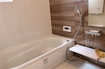 壁から浮いてお手入れしやすいカウンターや、柔らかくて心地よい床等、最新の仕様を取り入れたお風呂。高断熱浴槽は帰りの遅いお父さんを温かく迎えてくれる。