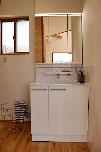 鏡の端から端まで搭載されたLED照明が全体を均一に美しく照らす。鏡裏にはたっぷり収納も。