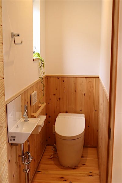 水はねしやすい部分の壁は水に強いサワラの板張り。