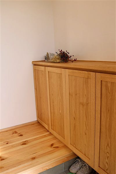 玄関収納は木目美しい工房家具。