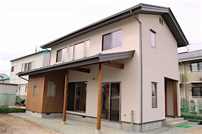 土間サロンと繋がる軒下は物干しスペースの他、バーベキューを楽しんだり、夕涼みをしたり、暮らしを外へ繋げてくれる。