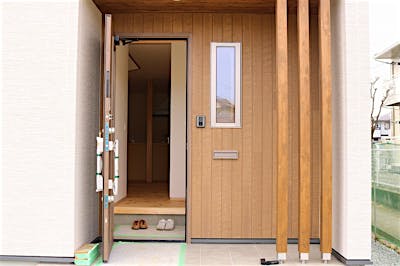 玄関回りのアクセントとしてリズムよく並ぶ化粧柱が毎日お出迎え。