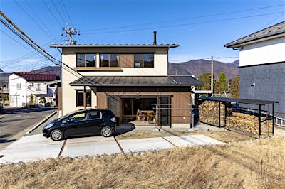 土間サロンは大開口のフルオープンサッシ。つい訪れたくなる佇まい。