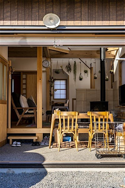 陽がたっぷり入る土間サロンを中心に、玄関、リビング、くつろぎの間に繋がっていく。