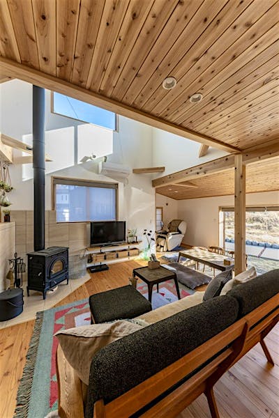 woodyテイストのY様邸。柱や梁、構造材をしっかり見せて、天井も杉板を張った。木のぬくもりに包まれる空間に。