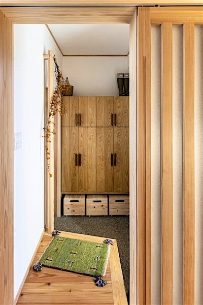 玄関収納は栗材。取っ手も握る度に愛着が増す。