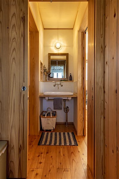 造作の洗面コーナー。造作なら、水栓や鏡、洗面ボウルまで好きなものでつくることができる。