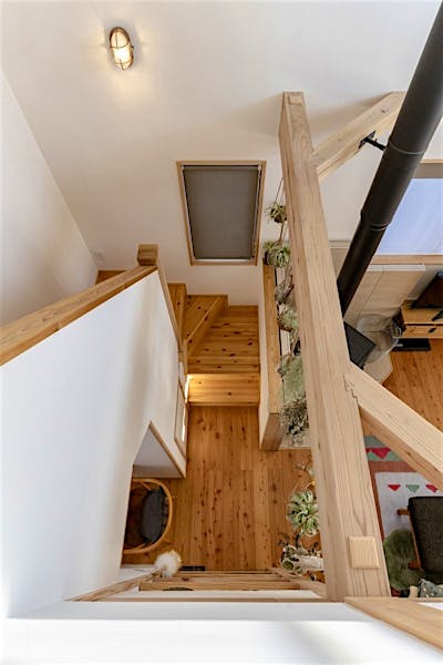 階段脇に飛ぶ梁を使った素敵なインテリア。梁を見せるからこそ、出来ること。