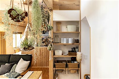 階段したのPCコーナーと収納。Y様のセンスが光る、魅せる収納。