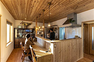 対面するキッチンとカウンターダイニング。こんなキッチンなら会話が弾む。大切な食器棚もぴったり納まる計画。