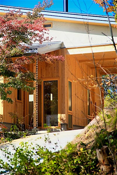 外部の木部は杉板深溝張り仕上げ。やさしいナチュラル色で仕上げている。