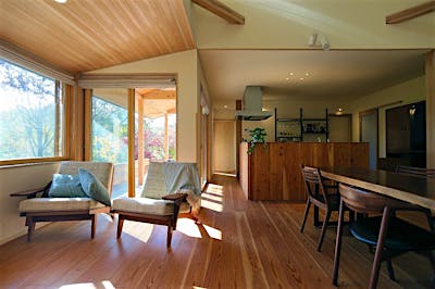 ウッドデッキのある開口部が大きいので、東西に長い室内にも南からの日差しがたっぷり注ぐ。