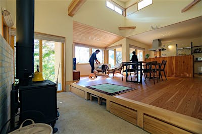 土間とダイニングとの段差は腰掛けるのにようど良い。段差を生かした収納スペースも重宝している。