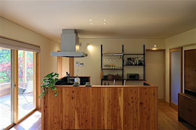 キッチンの立ち上がり壁はアトリエm4のカラマツ材。使い込む程に味わい深くなる。