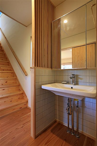 こだわりのデザインの洗面コーナー。シンプルなつくりだが、ごちゃつかずに収納もできる。