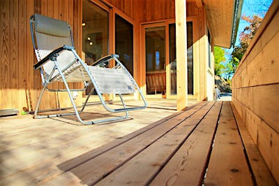 見晴らし抜群のウッドデッキは、この家の特等席。