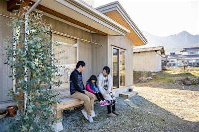 リビングの南側に設けた濡れ縁。コンパクトでも、家族の憩いの場になったり、洗濯干し場になったり、重宝している。