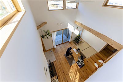 リビングダイニングの上は8畳の大きな吹抜け。バツグンの開放感と、たっぷり入る陽の光。 