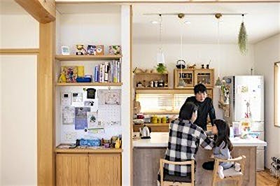 キッチンコンロ前の壁も収納として有効活用。