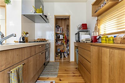 キッチンの先にはパントリー。ストックも充実の収納があれば安心。