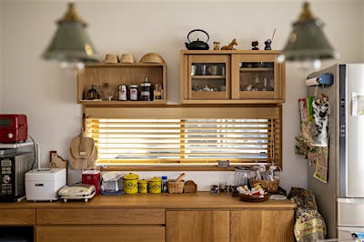 食器棚にはお気に入りのツールを並べて。窓から朝日がしっかり差し込み明るいキッチンに。